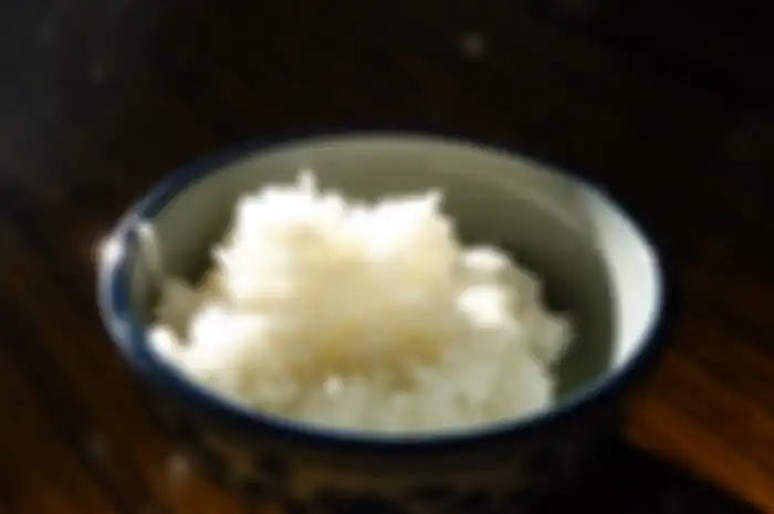 Hati-hati, nasi sisa kemarin bisa memicu keracunan makanan.