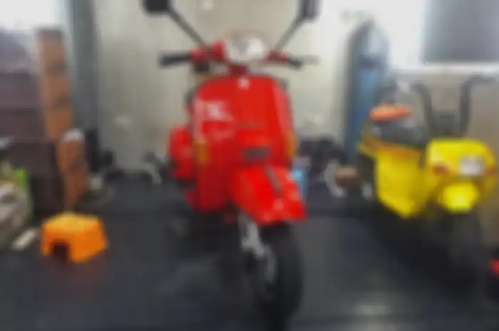 Proses detailing motor Vespa PX di Motospa Jakarta