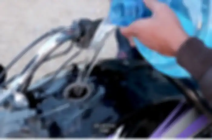 Gambar 3. Untuk membuktikan tidak ada bensin, tangki motor diisi air