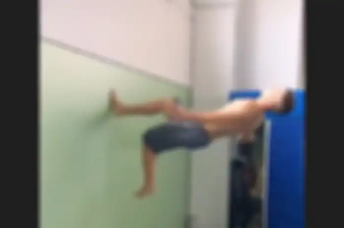 Maverick Vinales latihan fisik dengan aksi hebat meniti dinding seperti berjalan lantas terbang dan melompat ke belakang (back flip) dan mendarat di atas kedua kaki