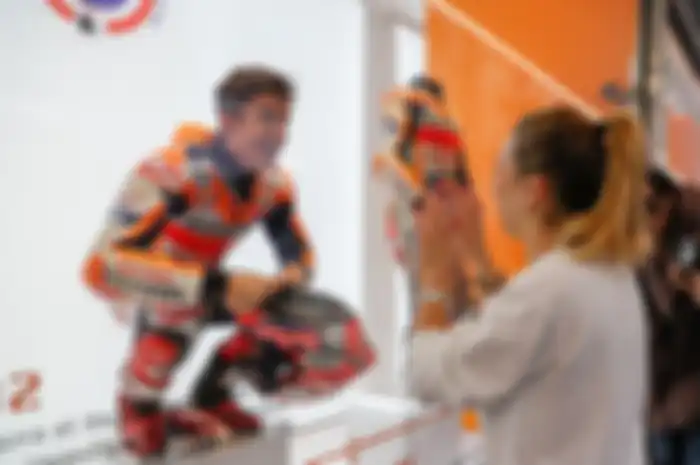 Marc Marquez dalam rangka perayaan 50 tahun Repsol berkiprah di ajang balap berpose jadi manekin di etalase pertokoan Madrid. 