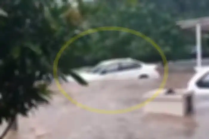 Mobil BMW di perumahan daerah BSD, Tangerang yang viral karena hanyut terbawa banjir.