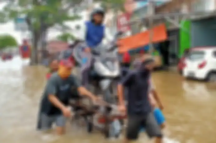 Suzuki Skydrive diangkut gerobak saat melewati banjir