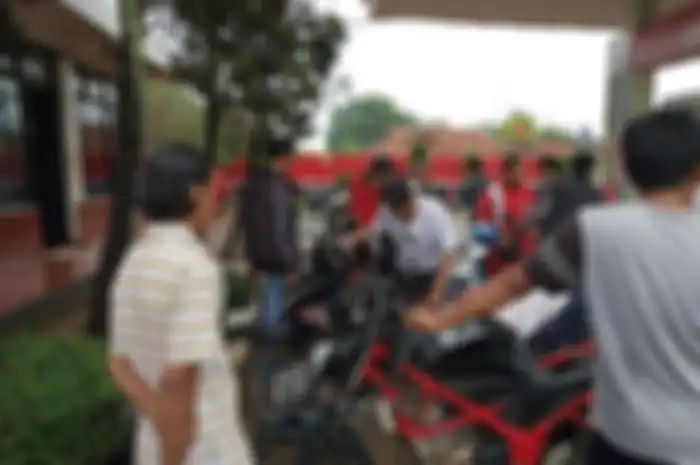 Deretan motor yang mogok akibat Pertamax campur air sedang ditangani pihak SPBU