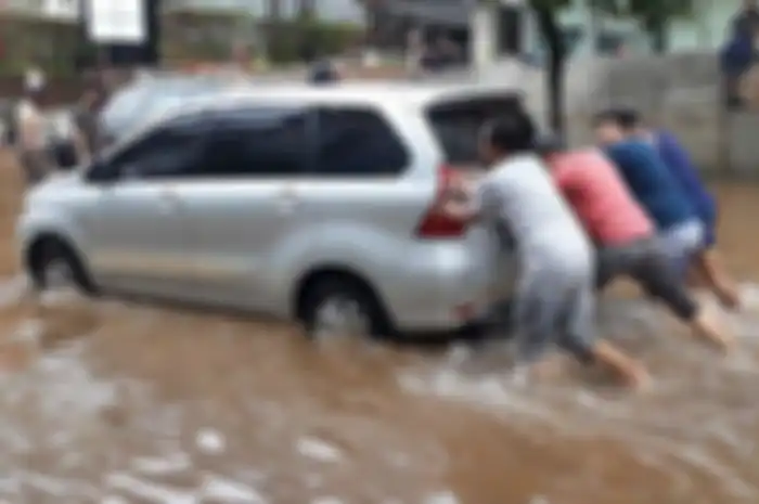 Tidur Setelah Antar Penumpang, Sopir Taksi Online Ini Tak Sadar Tiba-tiba Kendaraannya Mengambang
