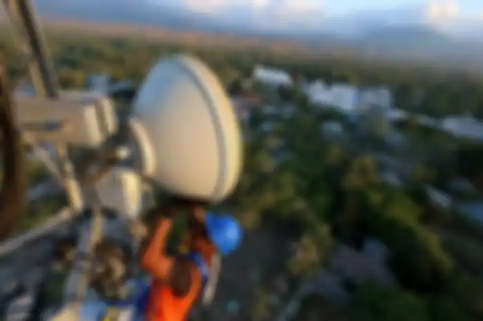 Teknisi XL Axiata sedang menyiapkan antisipasi lonjakan trafik telekomunikasi