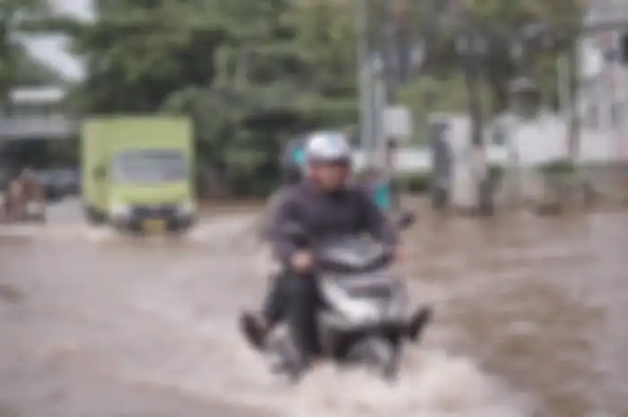 Melintasi banjir pakai motor, Apakah aki motor matic yang posisinya di dek tidak akan kemasukan air?
