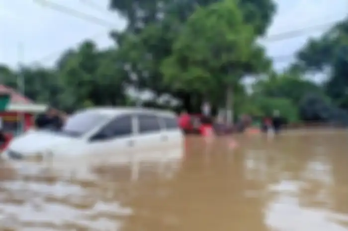 Banjir Jakarta 01/01/2019 menganyutkan beberapa mobil. 