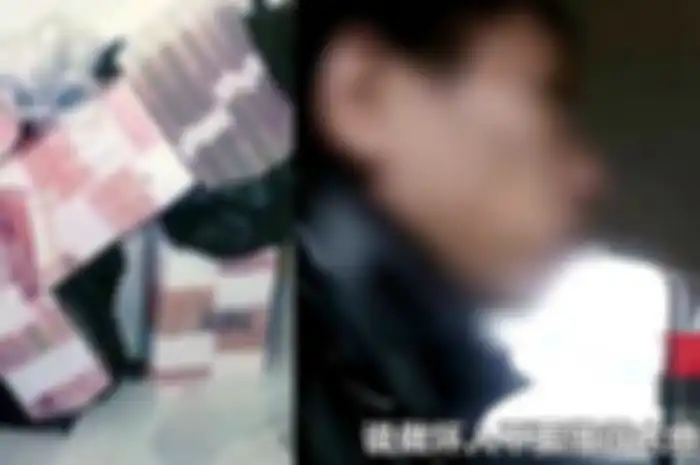 Brankas itu diletakkan di lantai empat perusahaan di mana uang didalamnya ada seikat 100.000 Yuan dengan total 12 ikat.