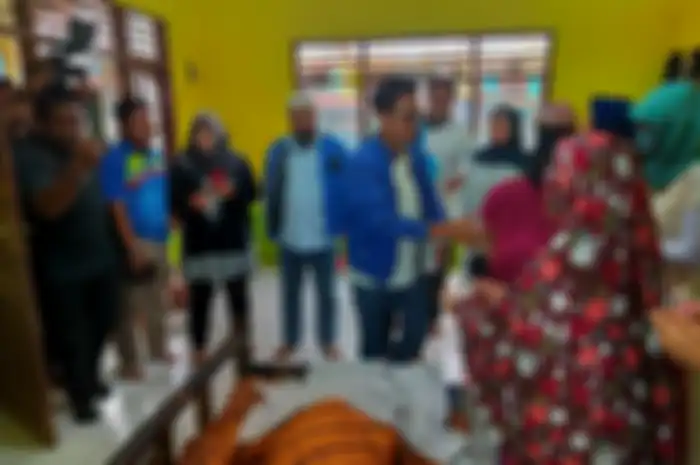Eko Patrio saat melayat korban akibat banjir di Kelurahan Bidara Cina, Jakarta Timur, Jumat (3/1/2020).