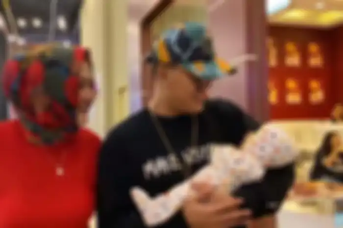 Lina bersama putra sulung dan bungsunya