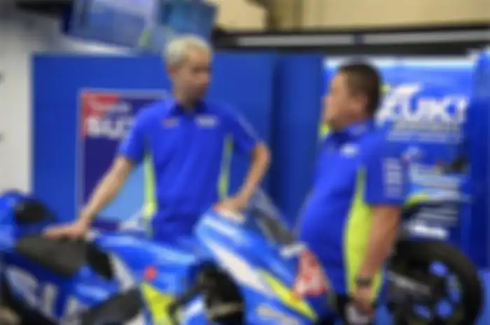 Bos tim Suzuki MotoGP, Shinichi Sahara selaku Suzuki MotoGP Project Leader (kiri) dan Ken Kawauchi (Technical Manager) optimistis pembalapnya bisa acak-acak MotoGP musim ini