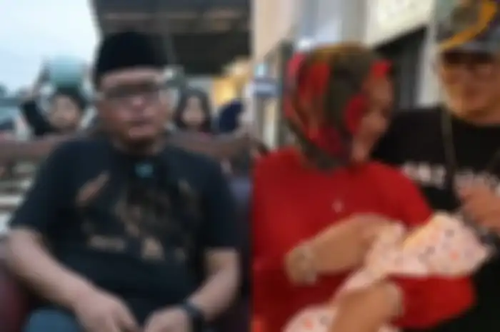 Sule, mendiang Lina Zuabedah saat menggendong anaknya dari pernikahan keduanya.