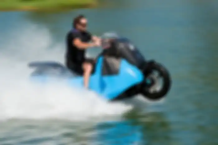 Motor amfibi Gibbs Biski terbukti bisa lewati genangan banjir.