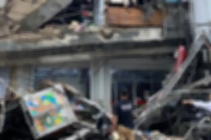 Gedung roboh di Jalan Brigjen Katamso, Kota Bambu Selatan, Palmerah, Jakarta Barat, Senin (6/1/2020) pagi. 