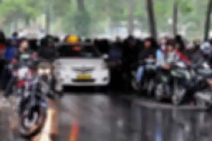 Ilustrasi motor berteduh di flyover.