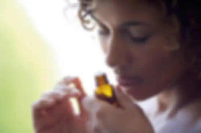 Mencium aroma peppermint