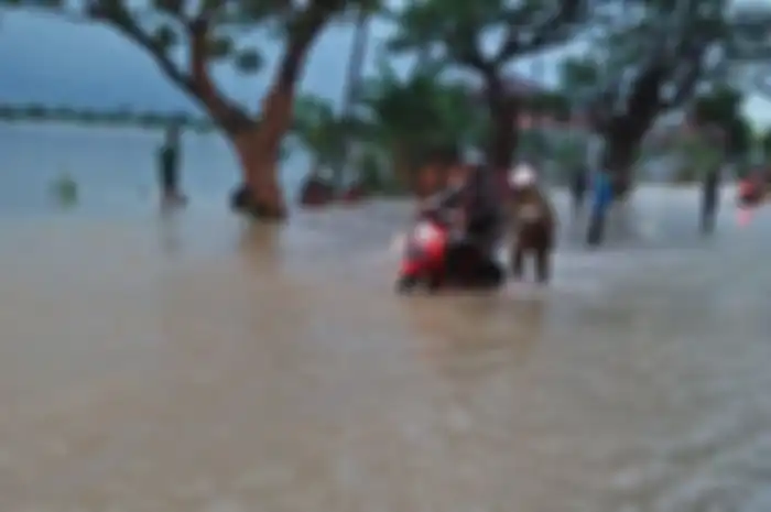 Banjir akibat luapan Kali Lamong yang melanda Kecamatan Benjeng, Gresik, Selasa (7/1/2020).