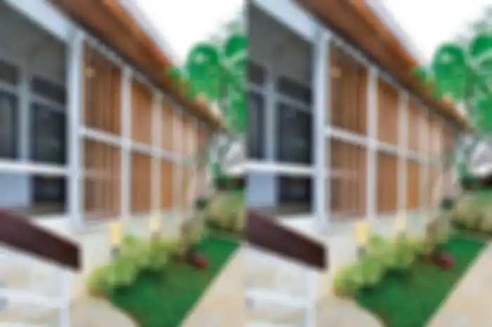 Kisi-kisi kayu sebagai secondary skin, di pasang di bagian luar.