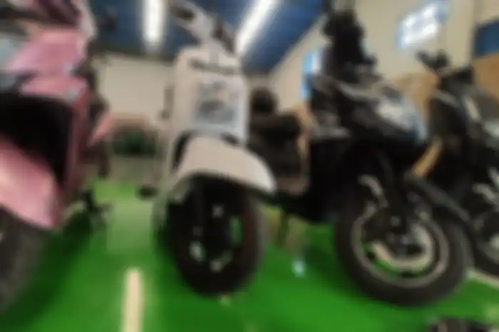 Beberapa model motor listrik baru Elvindo, yaitu Bisma (kiri dan kanan), paling murah dibanderol Rp 5 jutaan