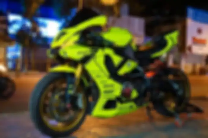 Modifikasi motor sport bergaya Yamaha R1.