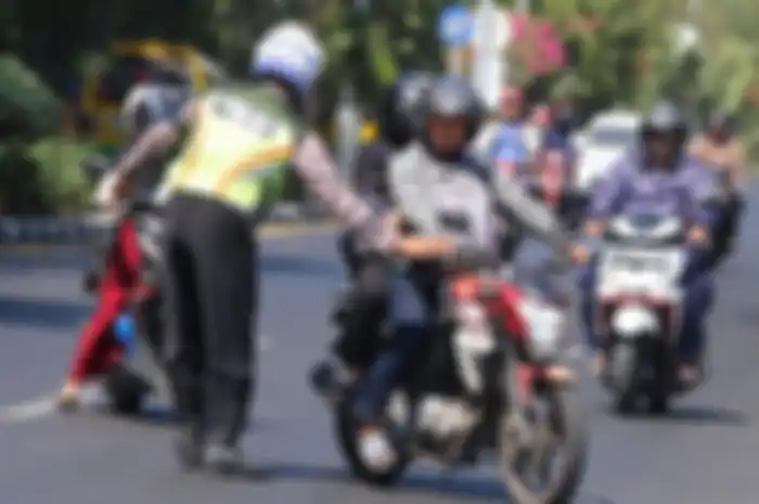 Ilustrasi polisi menilang motor karena tidak menyalakan lampu motor di siang hari.