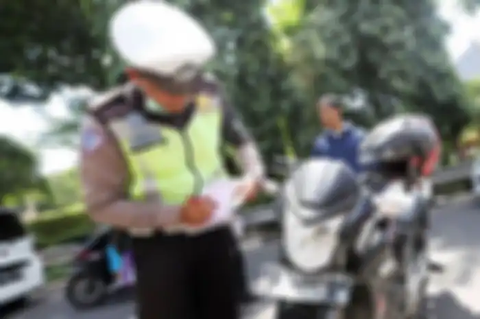 Penggunaan lampu motor di siang hari wajib dilakukan pengendara motor.