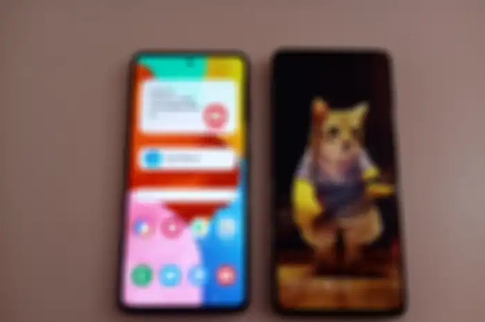 Samsung Galaxy A51 (Kiri) dan Samsung Galaxy A71 (Kanan).