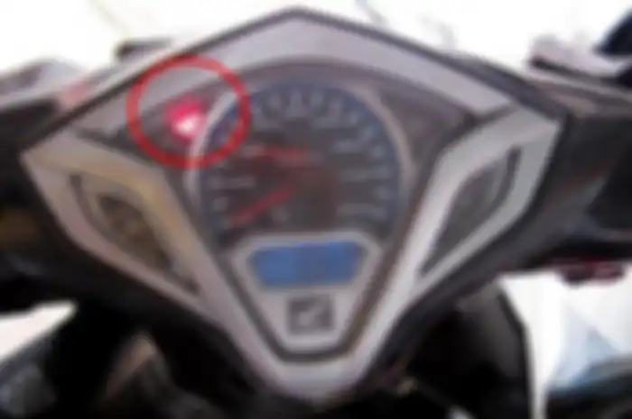Lampu indikator akan menyala berwarna merah, jika air radiator akan habis.