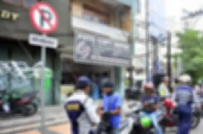 Dishub Kota Semarang menertibkan pengendara motor parkir sembarangan.