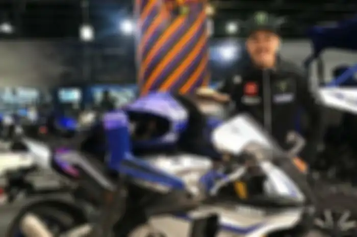 Maverick VInales latihannya langsung ngaspal di trek Losail naik motor balap beneran. Ternyata sekalian jadi mentor di Qatar Motorsport Academy