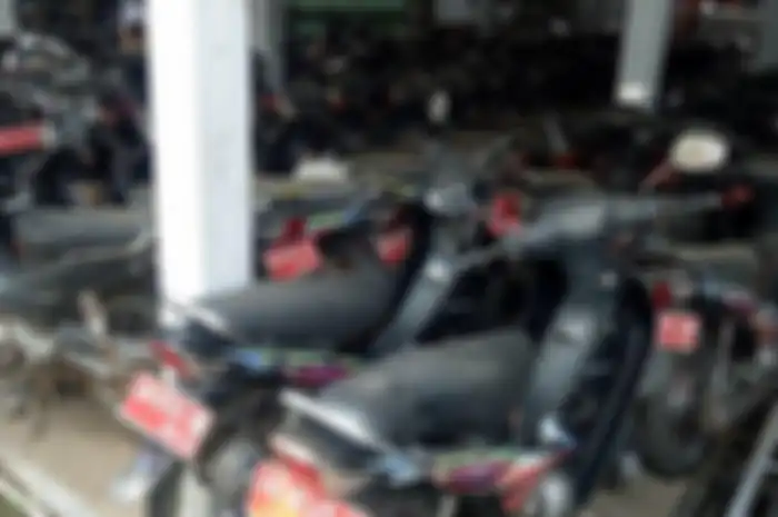 Ratusan motor dinas Honda Supra berdebu di kantor Setda Sukoharjo.