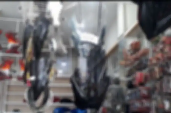 Dua Pilihan Windshield di toko Moto Star di Kawasan Kebon Jeruk III, Jakarta Pusat.
