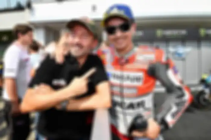 Unik, Max Biaggi dan Jorge Lorenzo adalah dua pembalap MotoGP beda zaman tapi saling mengidolakan satu sama lain. Uniknya lagi keduanya dinobatkan sebagai Legenda MotoGP tahun ini