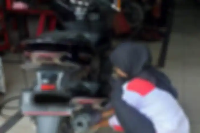 Beberapa siswi sekolah sedang PKL di AHASS Sumatera Motor, mereka hanya membantu.