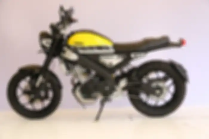 Tampak samping Yamaha XSR 155 pemenang kelas Yamaha Heritage Built Bekasi, pakai livery spesial Yamaha 60th Anniversary