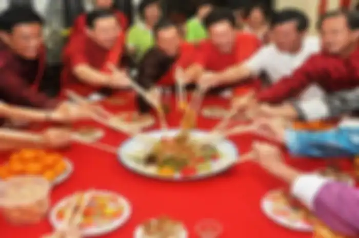 tradisi makan Yu Sheng bersama keluarga saat imlek