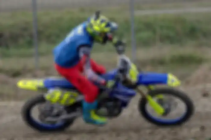 Valentino Rossi skill di atas motor motocross gak kalah hebat di atas motor dirt track dan juga motor MotoGP