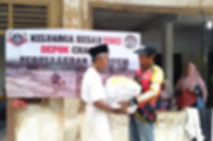 Pimpinan ponpes Al Hikmah menerima bantuan dari Ketchap YNCI Depok Chapter om Jack.