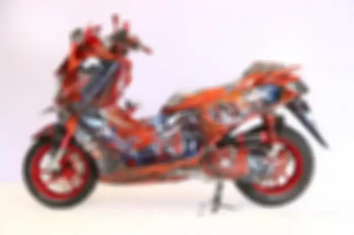 Nuansa merah benderang, modifikasi motor Yamaha NMAX pakai tema Spiderman didukung part mewah.