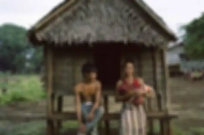 Perempuan Kreung mengambil inisiatif untuk mengajak pria tinggal di 'gubuk cinta' yang dibuat oleh orang tuanya untuk menemukan calon suaminya.