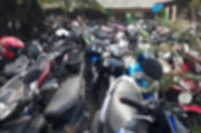 Bangkai motor hasil razia dan bekas kecelakaan Teluk Pucung, Bekasi Utara