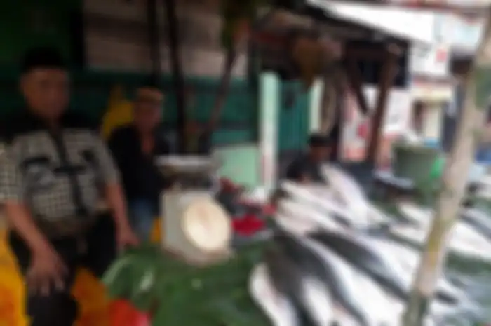 Ada pemandangan unik di wilayah Rawabelong, tak jauh dari pasar kembang Rawabelong menjelang Imlek: pasar bandeng.