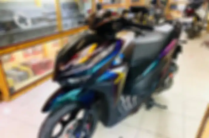 Warna Honda Vario 150 terlihat beda dari sudut pandang yang berbeda.