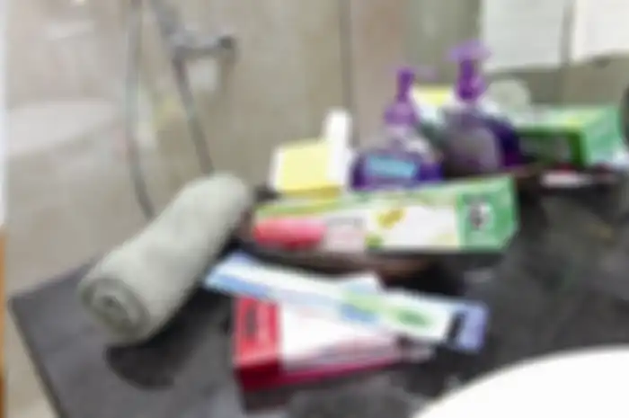 Berbagai pernik fungsional di kamar mandi mesti tertata demi kamar mandi rapi.