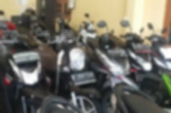 Ilustrasi motor matic di dealer motor bekas.