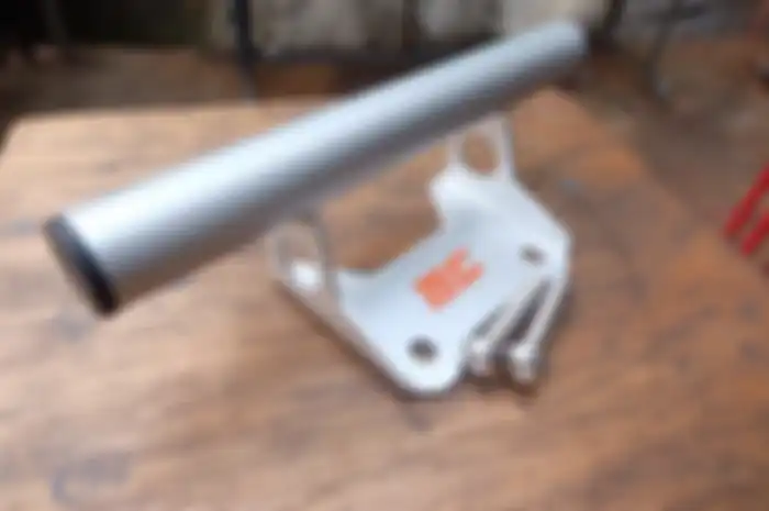 Bracket ponsel Honda ADV150 bikinan Meteor Custom, pasangnya cuma pakai kunci L