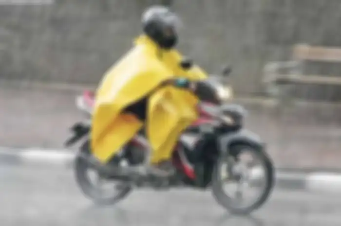 Ilustrasi riding saat hujan.