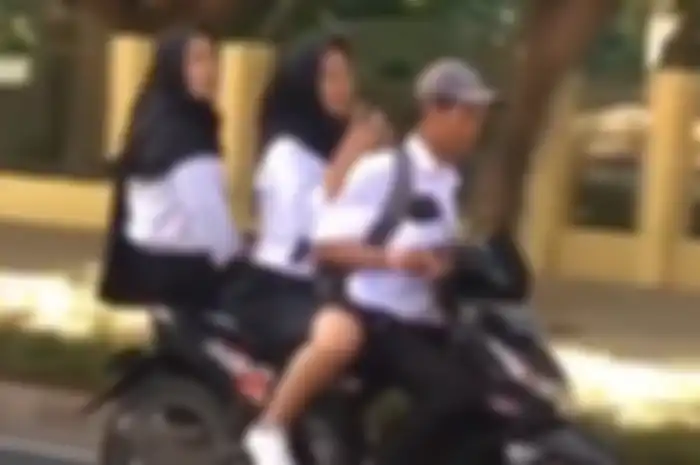 Pelajar naik Honda BeAT bonceng tiga