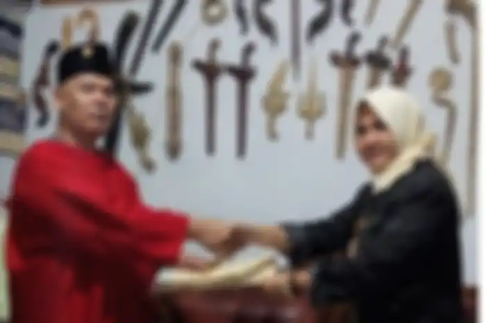 King of The King Mr Dony Pedro (Baju Merah Berpeci)